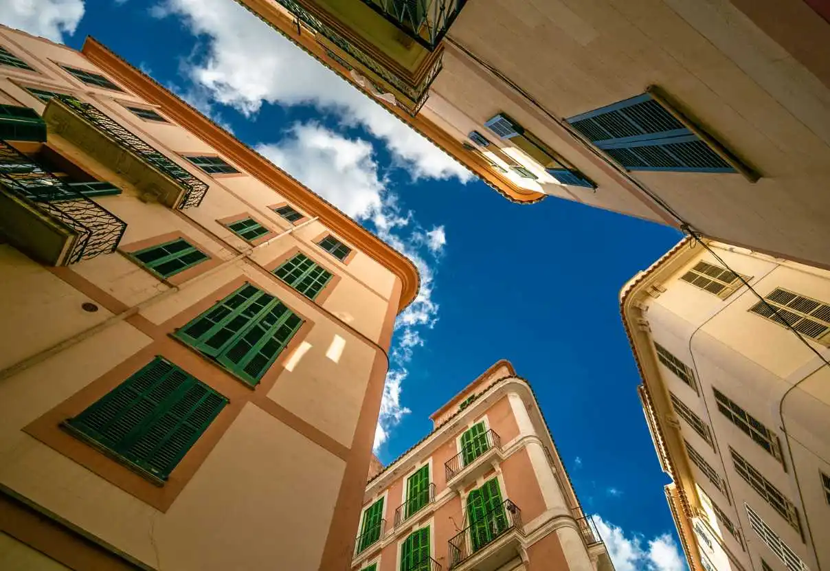 Vista arquitectónica desde el casco antiguo de Palma — agencia inmobiliaria en Palma especializada en propiedades con encanto.