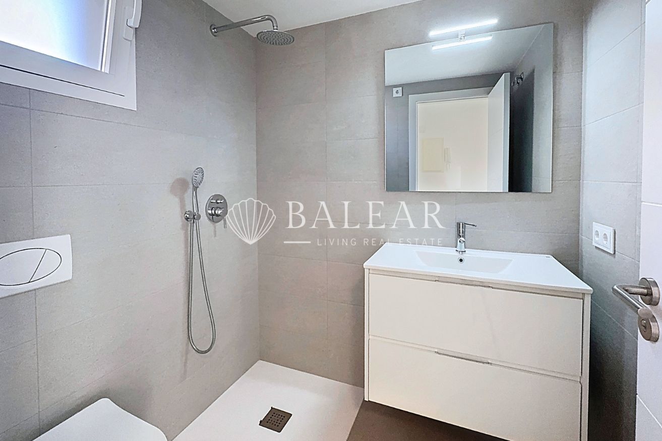 Baño moderno con ducha en chalet en Sa Cabaneta.