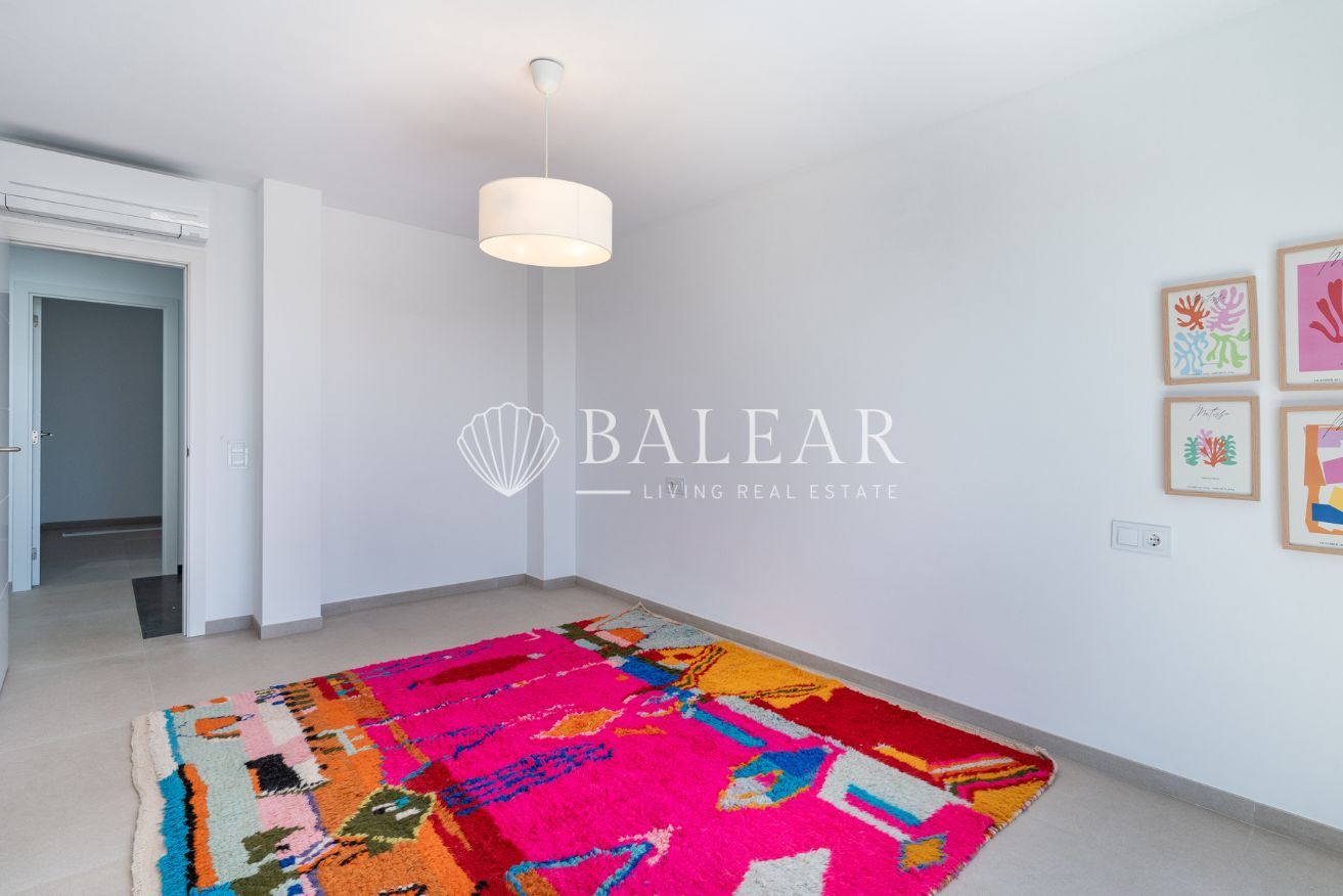 Armario empotrado en habitación principal en casa Sa Cabaneta