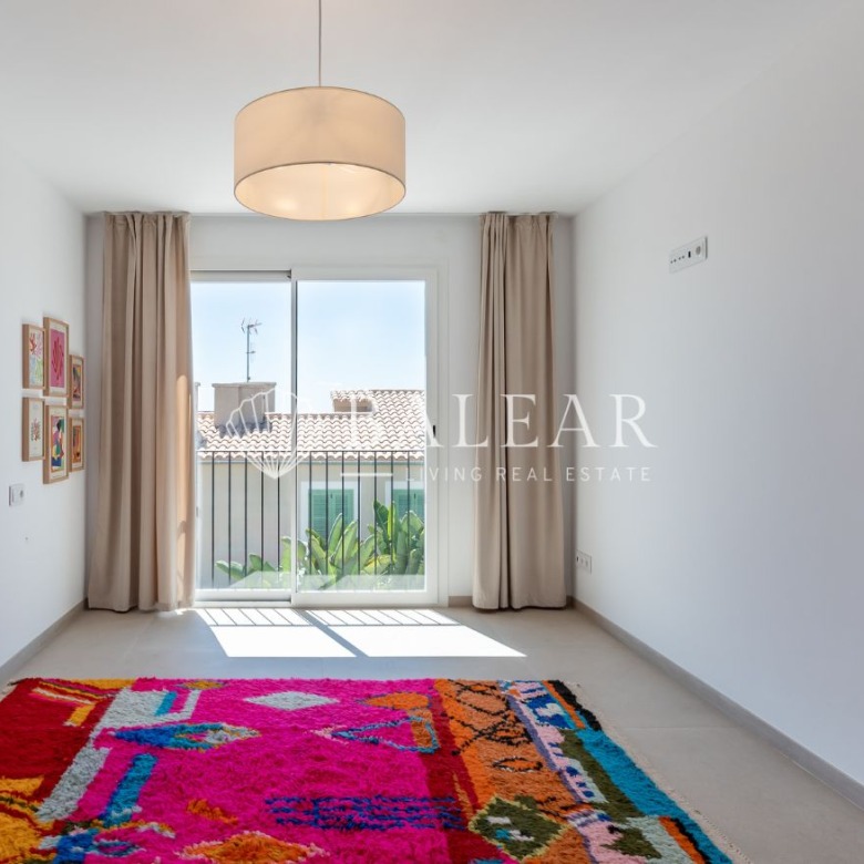 Ventana en dormitorio principal en chalet Sa Cabaneta.