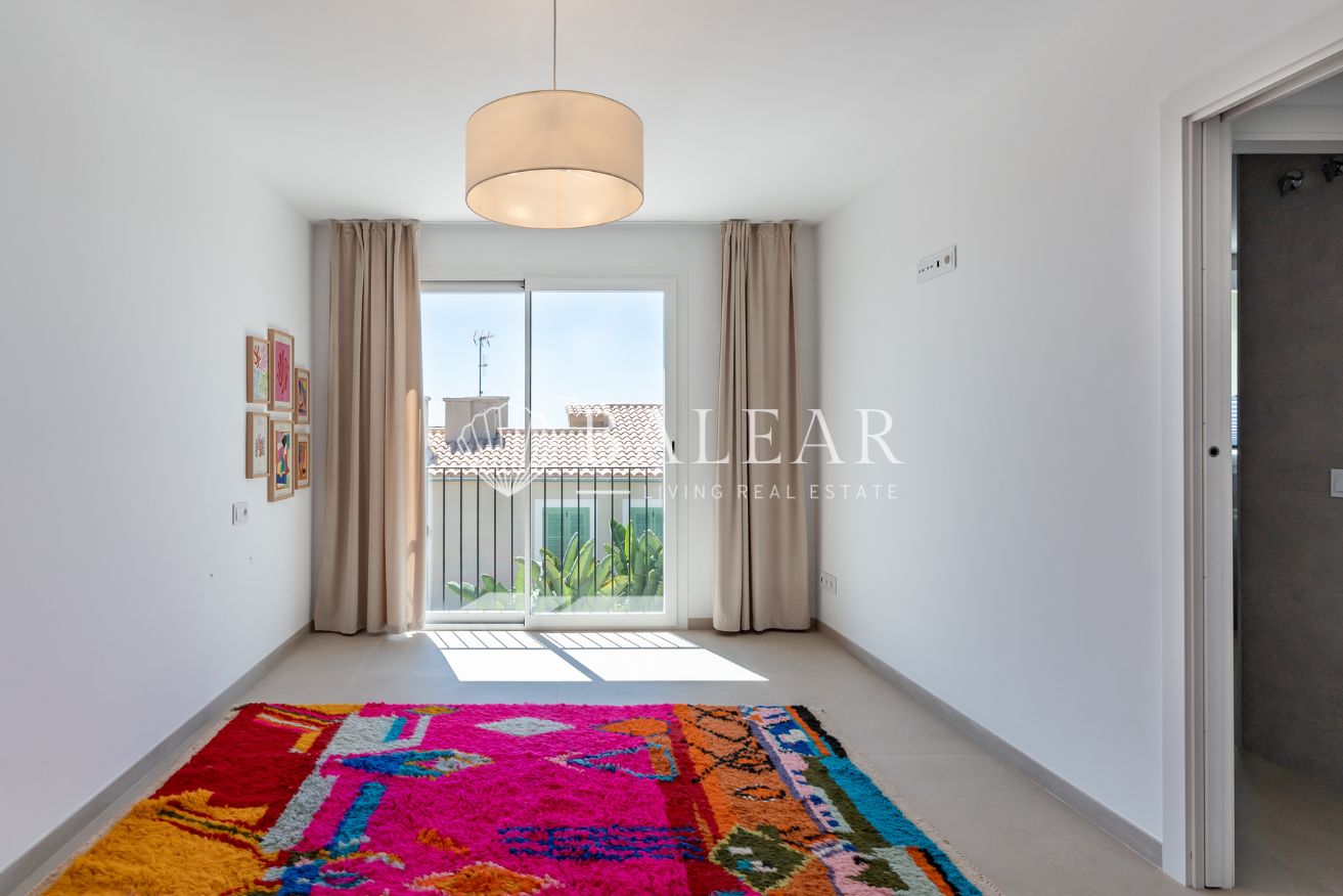 Ventana en dormitorio principal en chalet Sa Cabaneta.