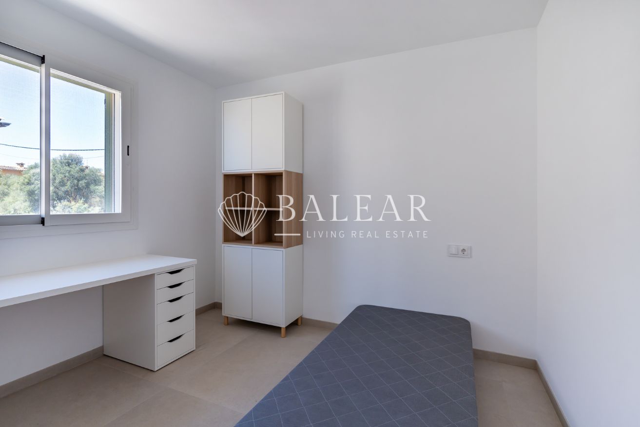 Habitación doble luminosa en casa en Sa Cabaneta.