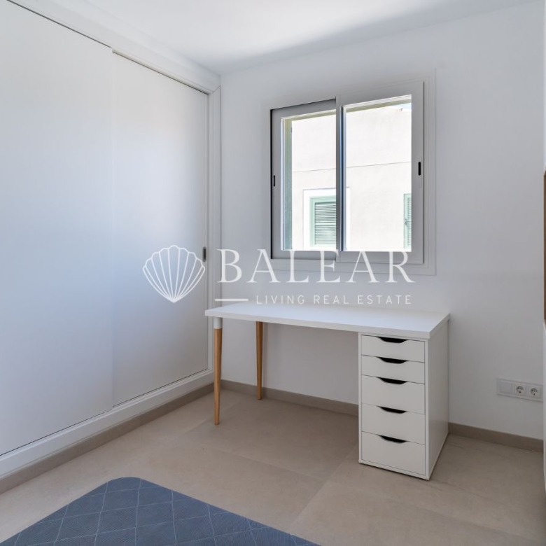 Dormitorio juvenil con escritorio en chalet en Sa Cabaneta.