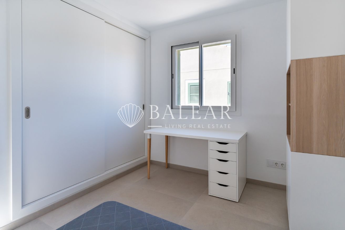 Dormitorio juvenil con escritorio en chalet en Sa Cabaneta.