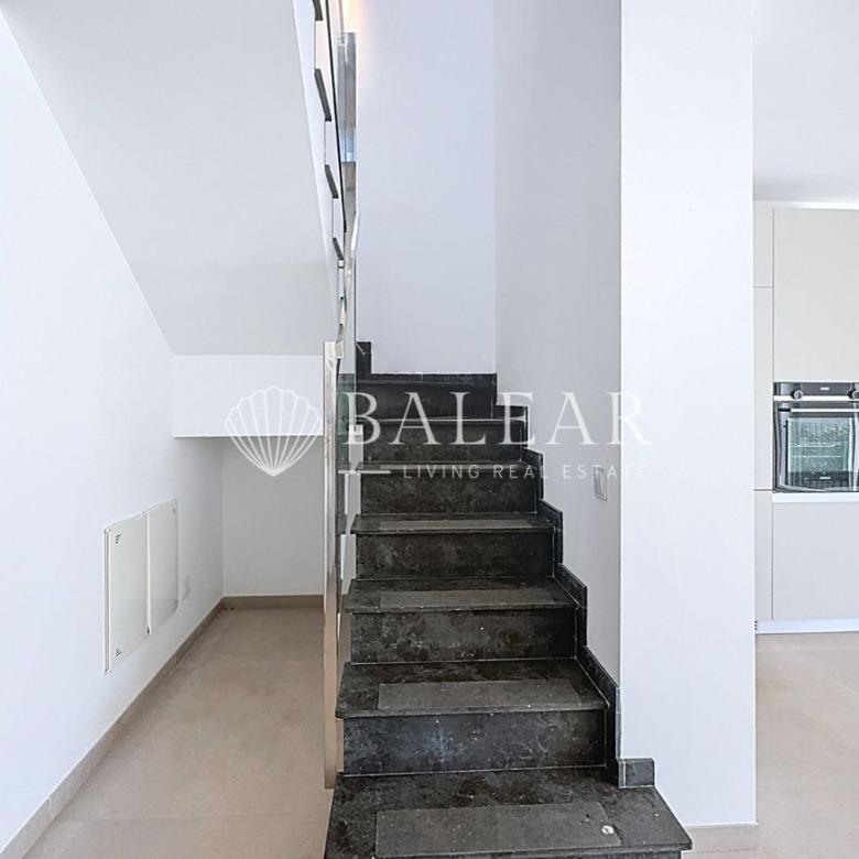 Escalera interior moderna en chalet en Sa Cabaneta.