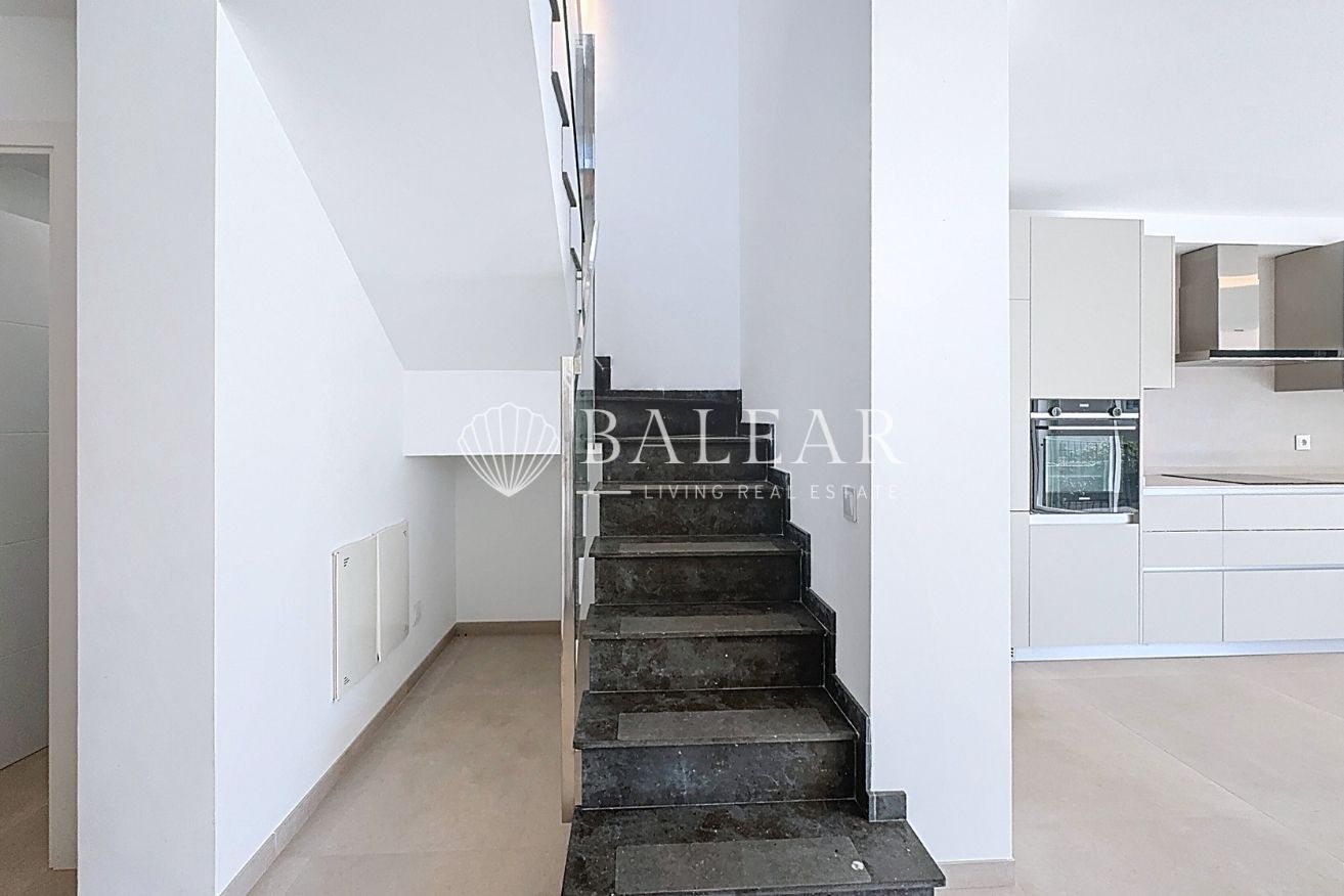 Escalera interior moderna en chalet en Sa Cabaneta.