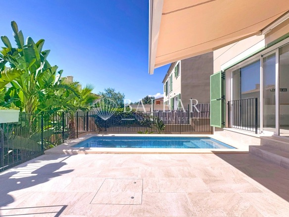 Terraza con piscina en casa Sa Cabaneta.