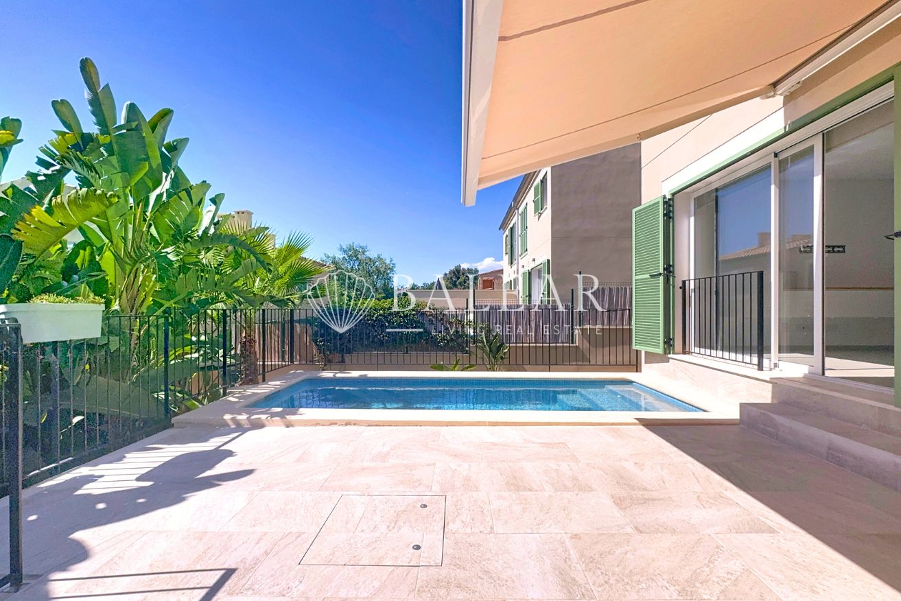 Terraza con piscina en casa Sa Cabaneta.