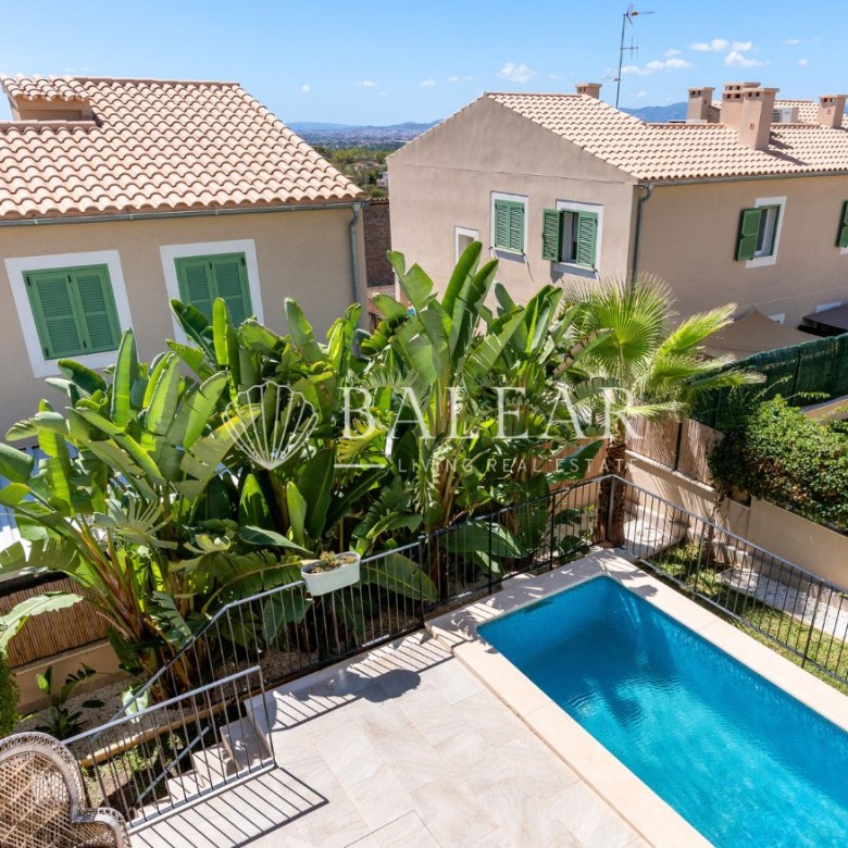 Dormitorio con ventana y vistas en chalet en Sa Cabaneta.