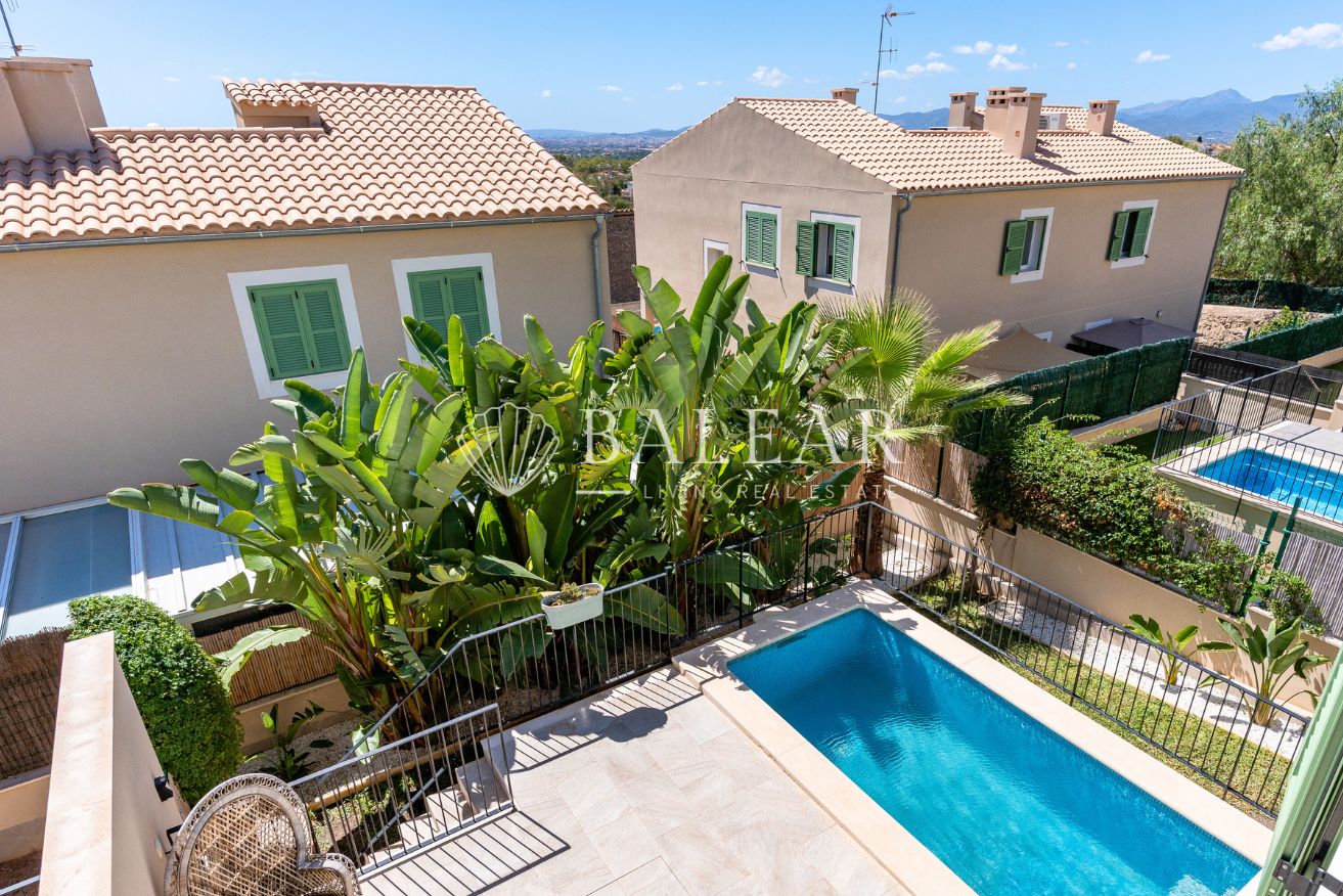 Dormitorio con ventana y vistas en chalet en Sa Cabaneta.