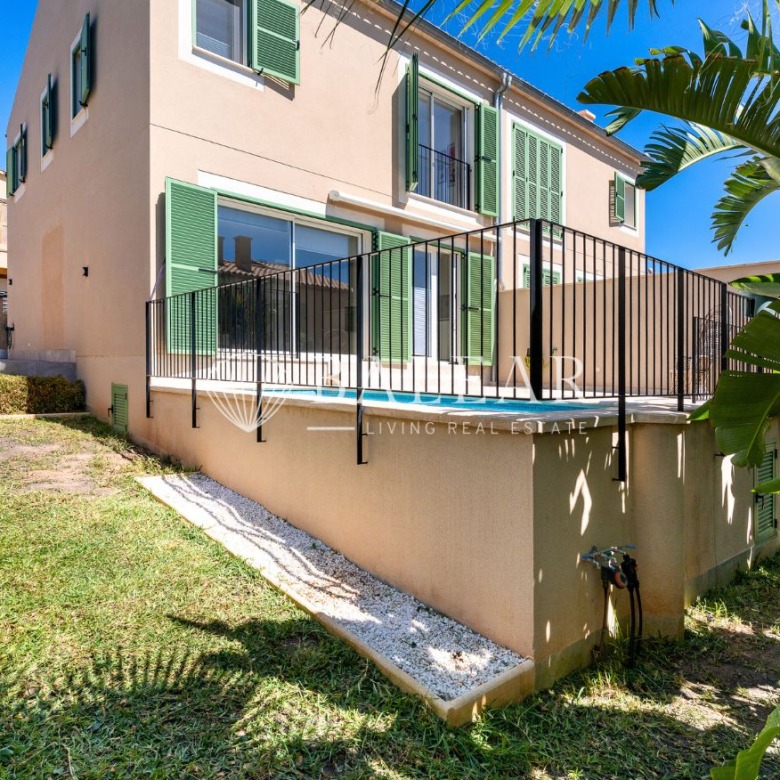 Exterior casa en Sa Cabaneta con piscina y jardín.