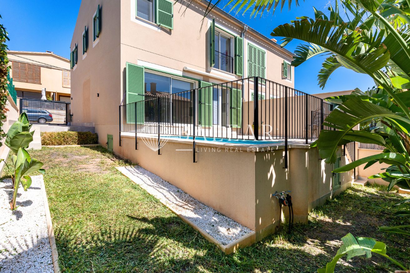 Exterior casa en Sa Cabaneta con piscina y jardín.