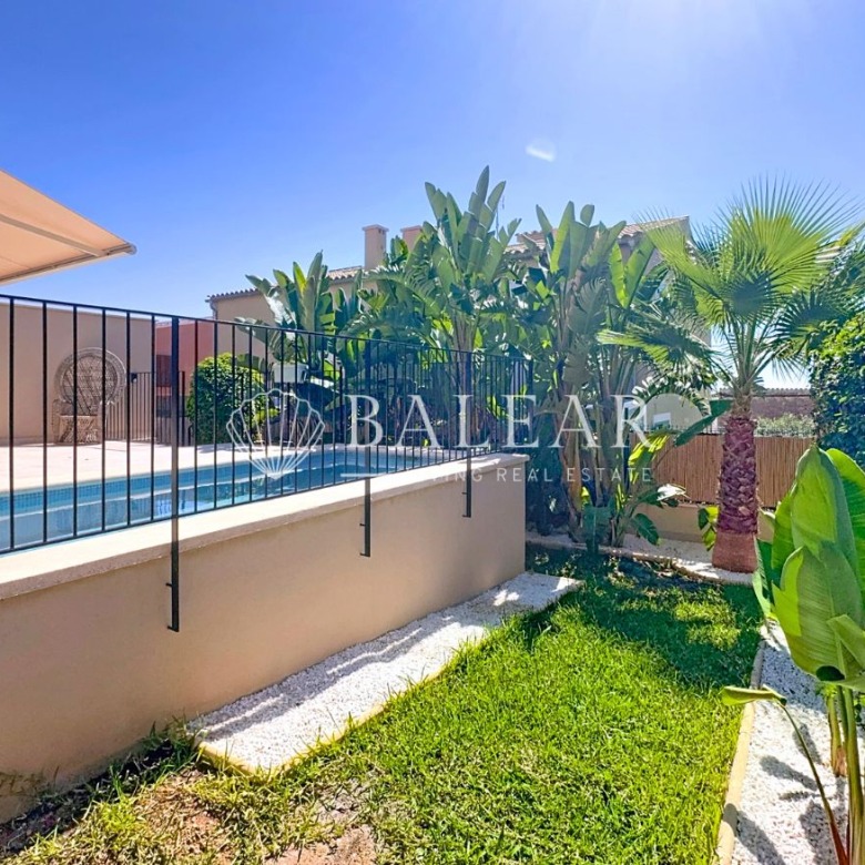 Piscina y jardin en chalet en Sa Cabaneta.