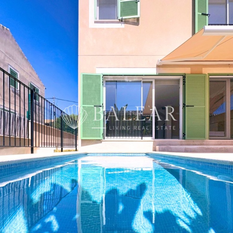 Fachada de casa en Sa Cabaneta con jardín privado.