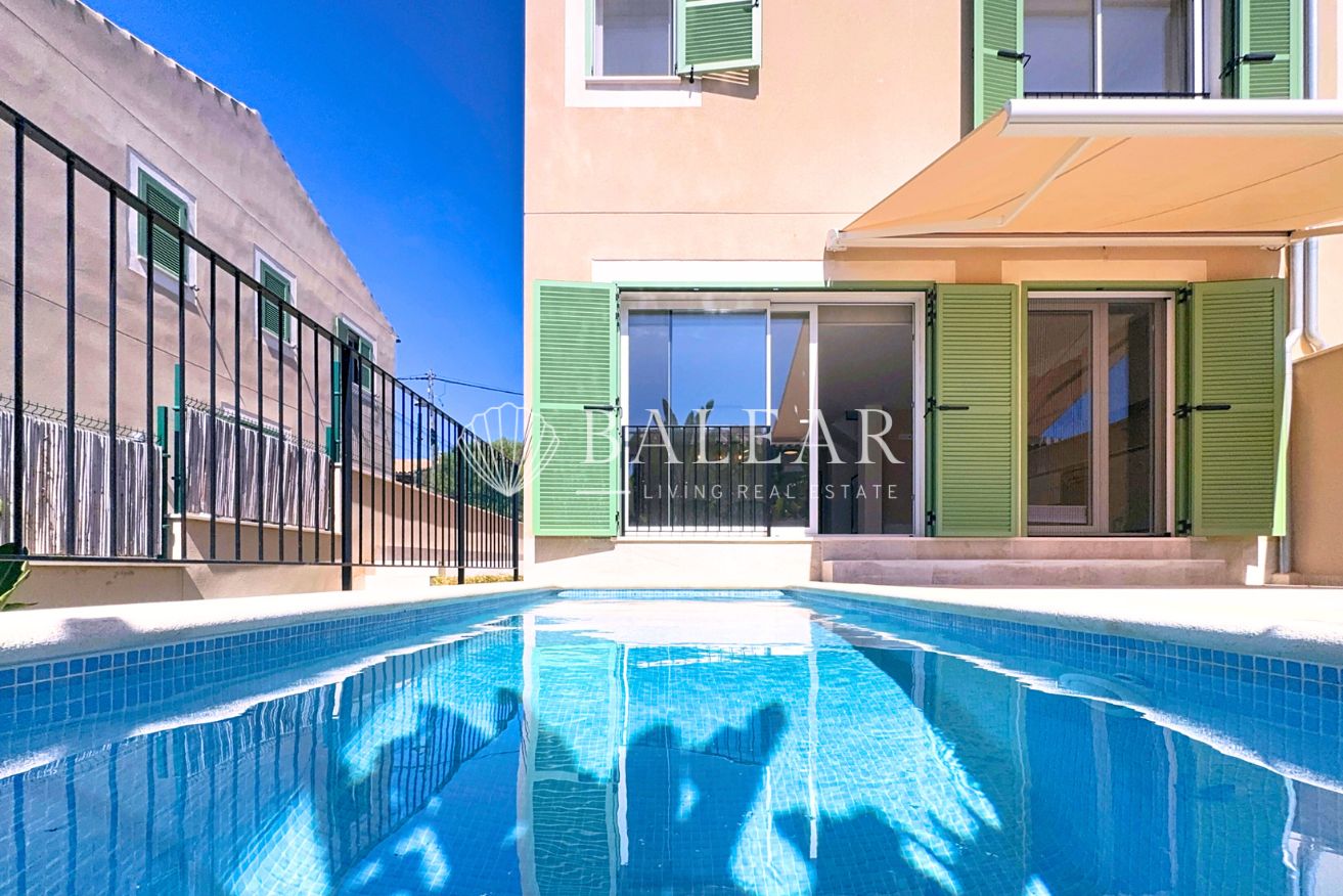 Fachada de casa en Sa Cabaneta con jardín privado.