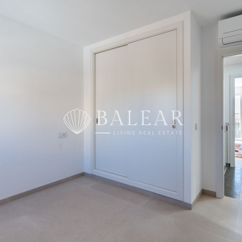 Dormitorio doble en chalet en Sa Cabaneta con luz natural.