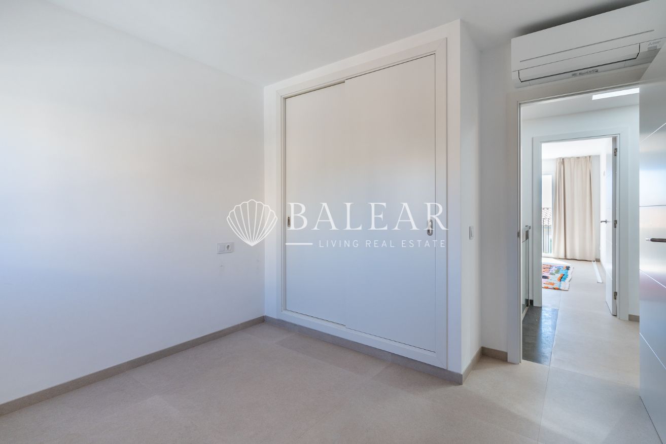 Dormitorio doble en chalet en Sa Cabaneta con luz natural.