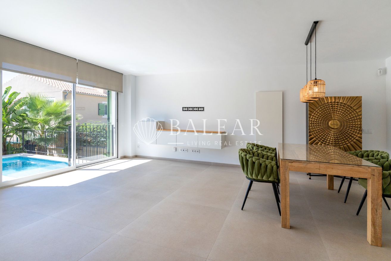 Salón principal con acceso al exterior en casa en Sa Cabaneta.