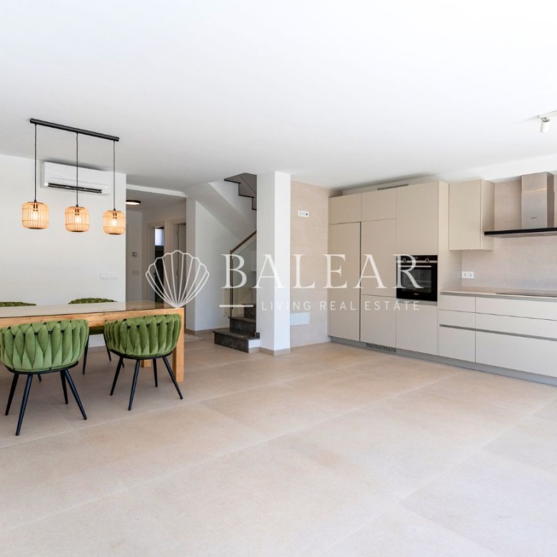 Cocina abierta con comedor en chalet en Sa Cabaneta.