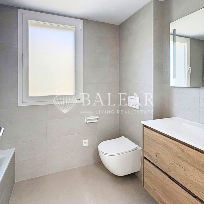 Baño completo moderno en chalet en Sa Cabaneta.