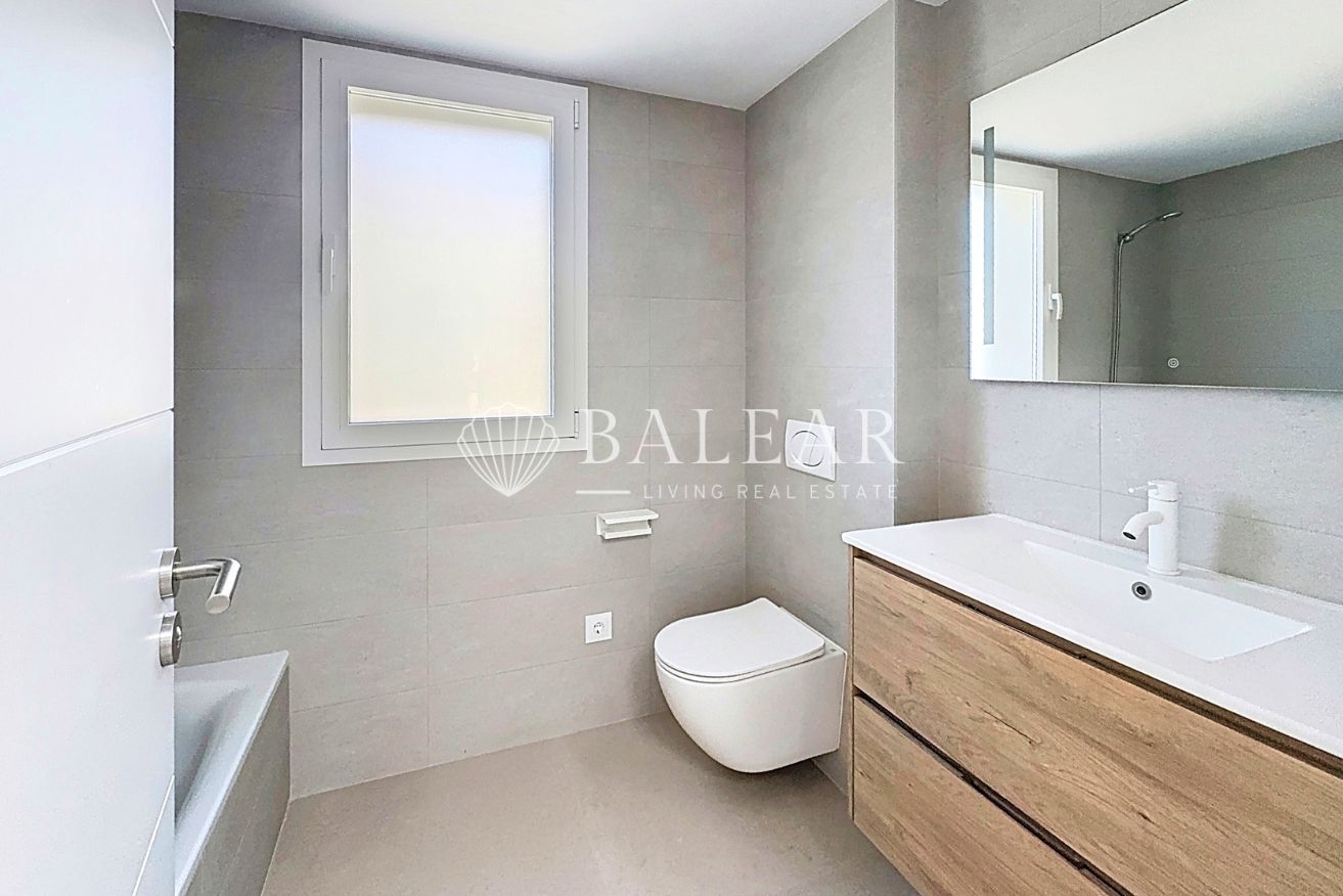 Baño completo moderno en chalet en Sa Cabaneta.