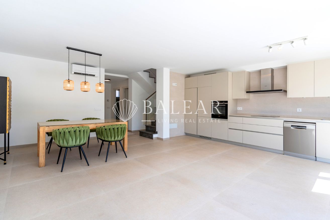 Cocina abierta con comedor en chalet en Sa Cabaneta.