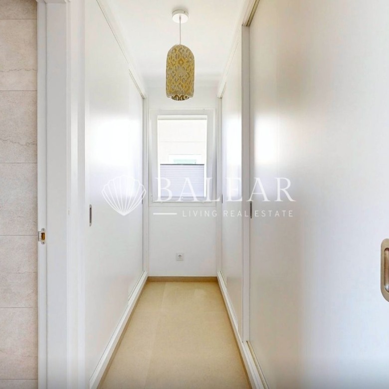 Vestidor del casa en Sa Cabaneta con diseño moderno.