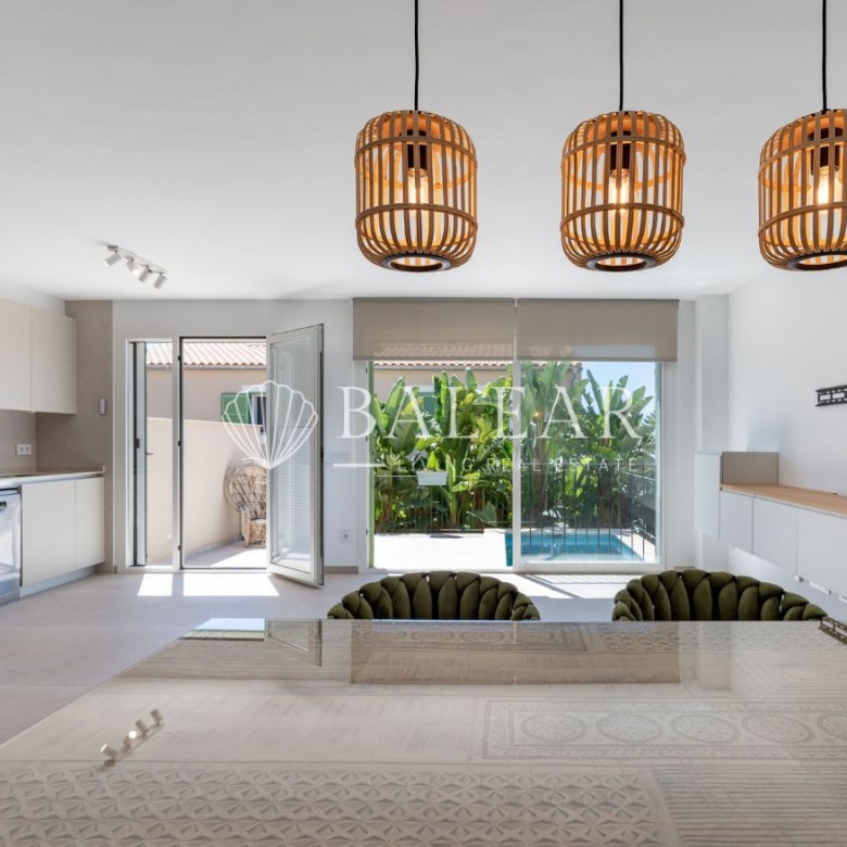 Salón luminoso del chalet en Sa Cabaneta con grandes ventanales.