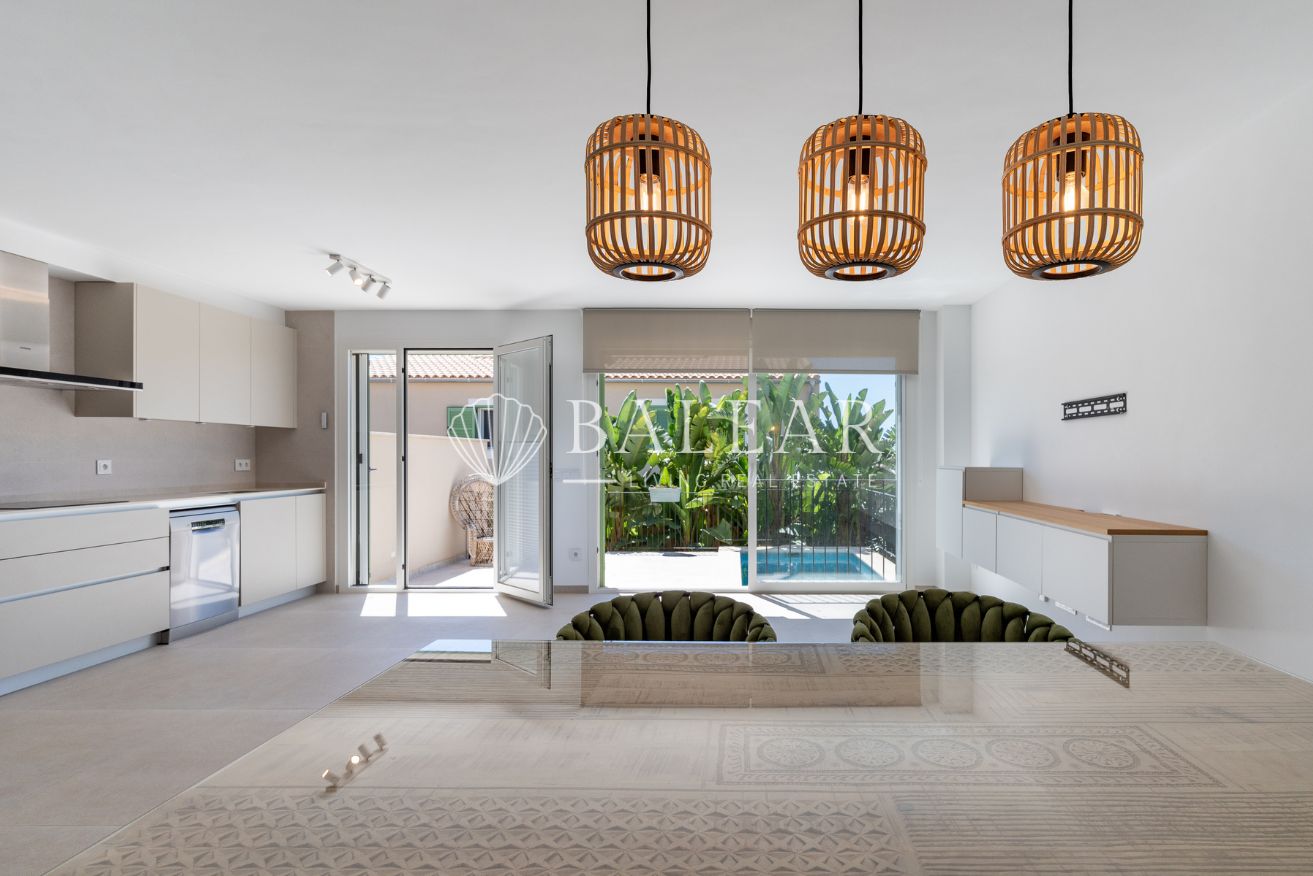 Salón luminoso del chalet en Sa Cabaneta con grandes ventanales.